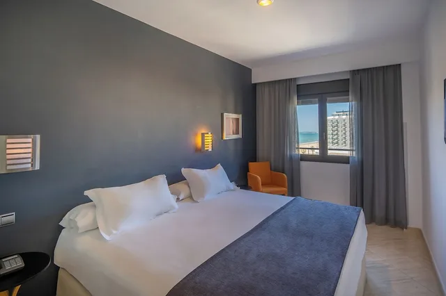شقة بسرير مزدوج بإطلالة على البحر بغرفة نوم واحدة مع أريكة، Hotel Spa Cadiz Plaza 1/4