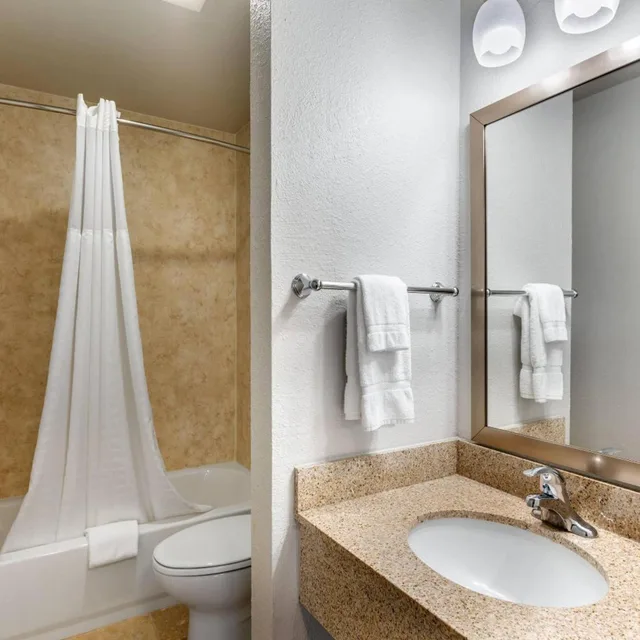 غرفة بسرير كينج وسريرين كوين، Econo Lodge Inn & Suites Socorro NM 5/5