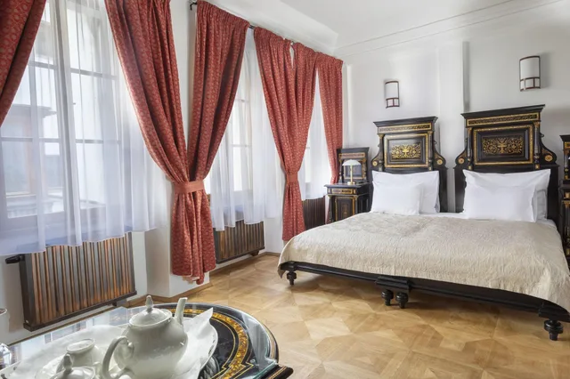 جناح إليت، Hotel At the Green Grape 1/1
