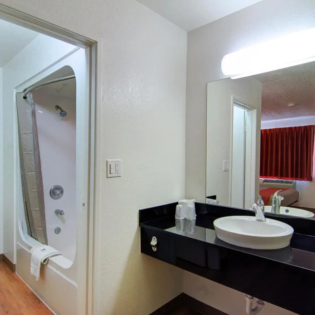 1 Full Bed ADA/RI Shower/Micfridge، Motel6 Scottsdale, AZ - Old town Scottsdale/Fashion Square 8/10