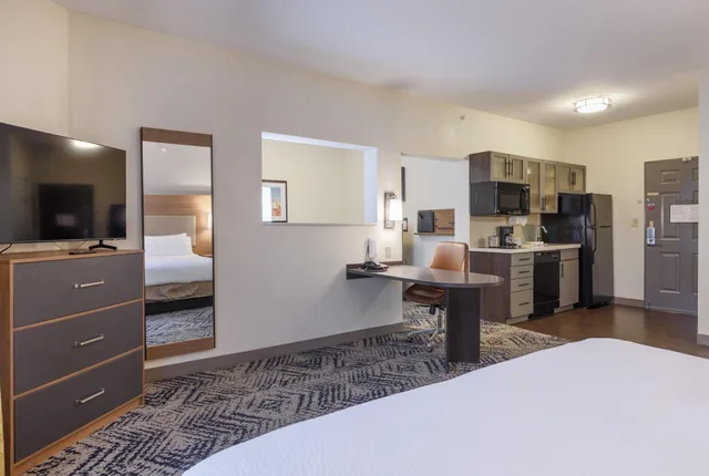 جناح بسرير كينج بغرفة نوم واحدة مع أريكة، CANDLEWOOD SUITES SAN MARCOS 9/10