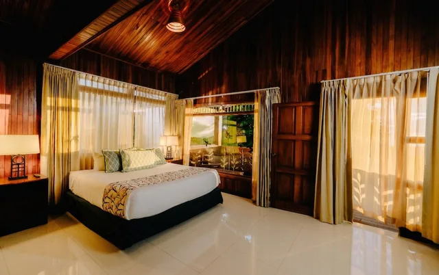 Family Suite, Heliconia 3/10