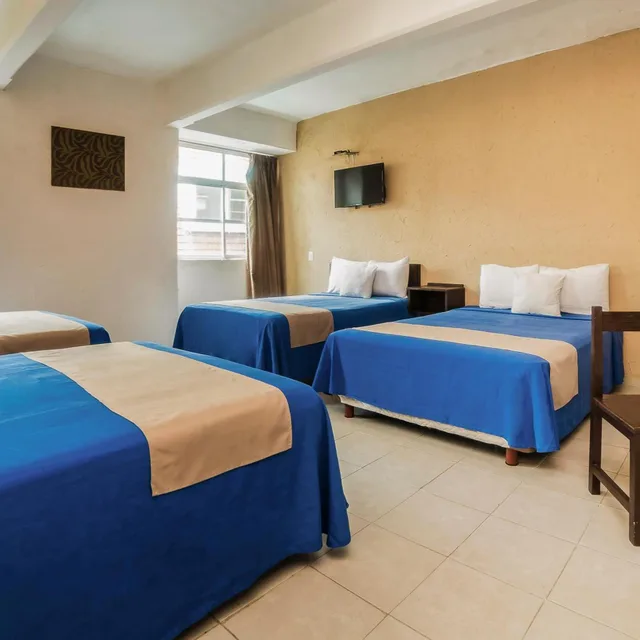 غرفة رباعية بحوض استحمام، Hotel Trianon 4/9
