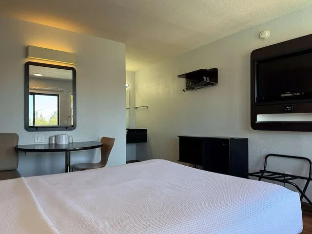 جناح بسرير كوين، Motel6 Simi Valley, CA 5/9