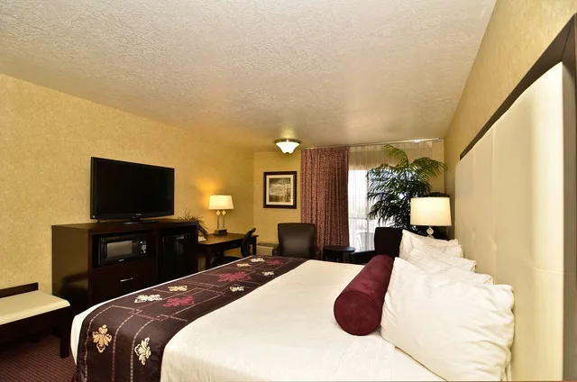 غرفة بسرير كينج بشرفة، Best Western Coral Hills 3/4