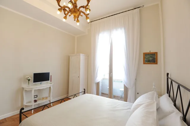 غرفة ديلوكس بسرير كوين بإطلالة على المدينة بشرفة، Residenza Borbonica 2/6
