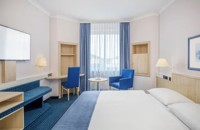 Family, 1 Double and 1 Single Bed, INTERCITYHOTEL ERFURT 2/9