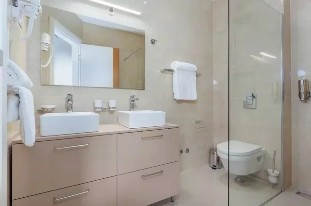 جناح بريميوم بسريرين كوين وسريرين منفصلين، Hotel KADMO by Aycon 6/8