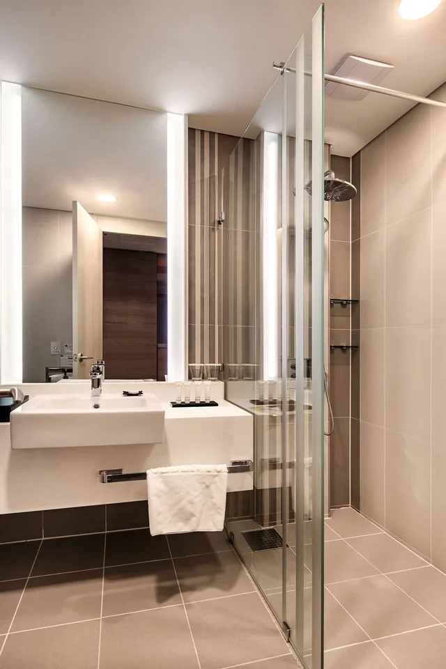 غرفة قياسية بسرير كينج، Golden Tulip Incheon Airport Hotel and Suites 4/4