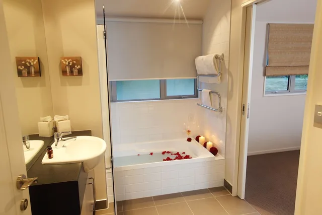 شقة بسريرين منفصلين وسريرين كينج بـ3 غرف نوم، Arrowfield Apartments 2/3