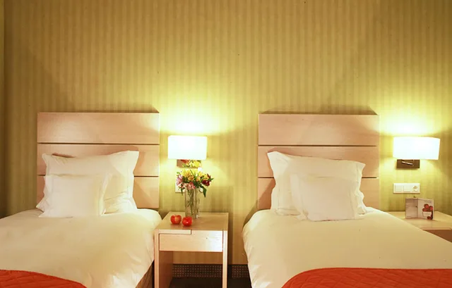 غرفة قياسية بسريرين منفصلين، Golden Tulip Ana Tower Sibiu 6/10