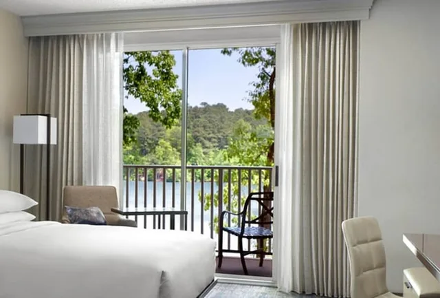 غرفة ديلوكس بسريرين كوين بإطلالة على البحيرة، Atlanta Evergreen Lakeside Resort 3/5