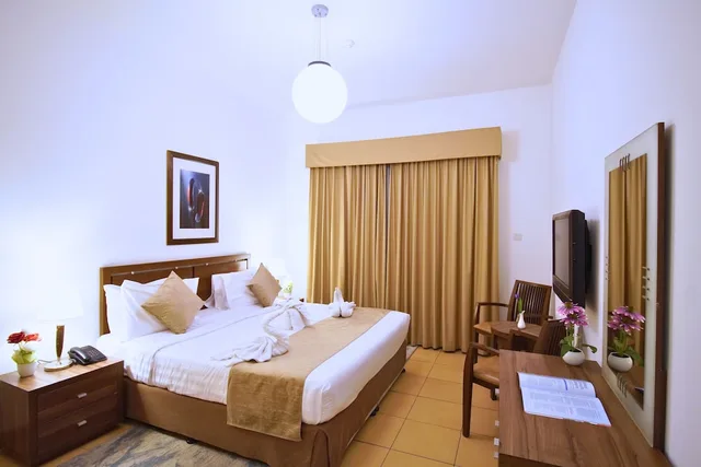 شقة بسرير كينج بغرفة نوم واحدة مع أريكة، Tulip Hotel Apartment Bur Dubai 6/10