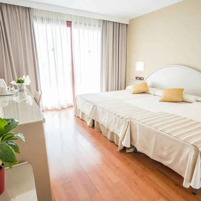غرفة بريميوم ثلاثية، Gran Hotel Costa del Sol 1/3