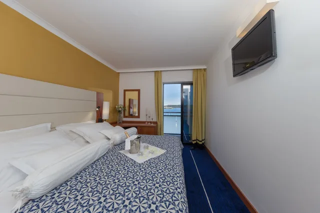 غرفة كلوب بريميوم بسرير مزدوج بإطلالة على البحر بشرفة، Ilirija Hotel 4/10