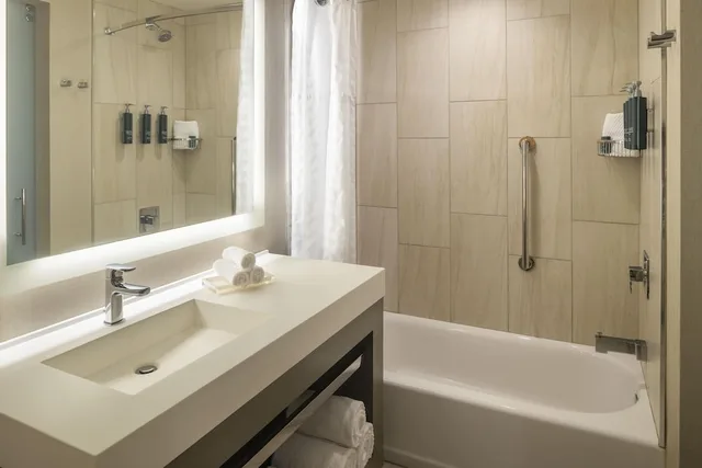 Room, 2 Queen Beds, Lake View, High Floor, Hilton Cleveland Downtown 8/10