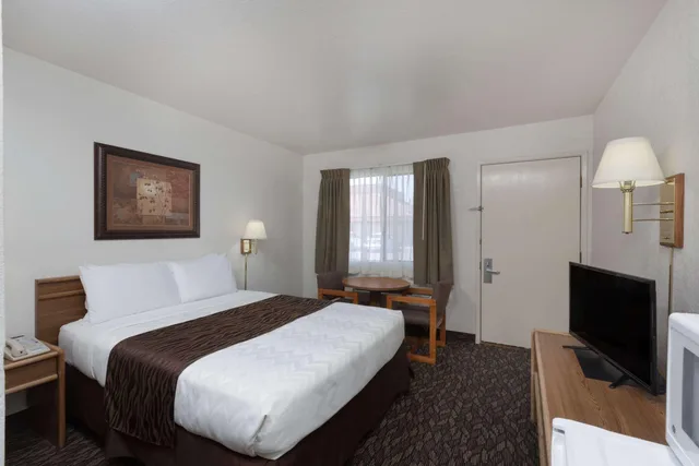 غرفة بسرير كوين، Super 8 by Wyndham Fort Bragg 1/5