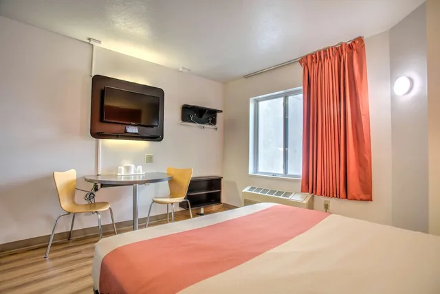 غرفة قياسية بسرير كوين، Motel6 Bozeman, MT 4/7