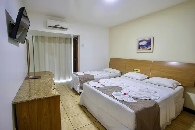 غرفة ديلوكس بسرير مزدوج وسريرين منفصلين بإطلالة على المسبح، Brisa da Praia Hotel 1/4