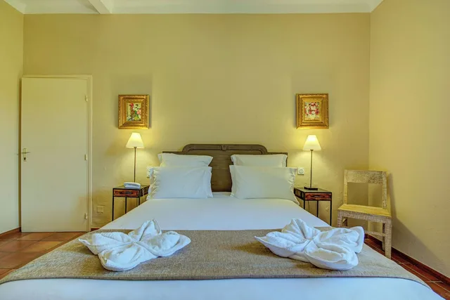 غرفة كومفورت رباعية بسرير كوين وسريرين منفصلين بإطلالة على البحر، Hôtel La Corniche 1/8