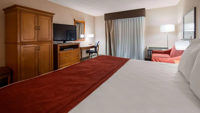 غرفة بسرير كينج مع أريكة، Best Western Plus Oak Harbor Hotel & Conference Center 1/8