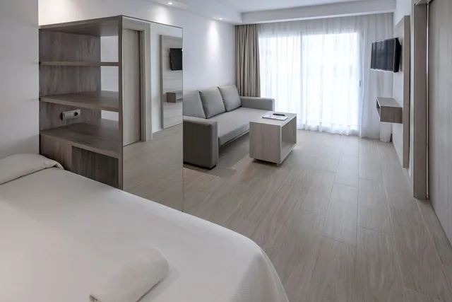 جناح جونيور بسريرين منفصلين بشرفة مع أريكة، 4R Salou Park Resort II 7/10