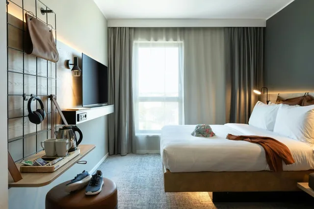 Moxy, Queen Bed, Moxy Plymouth 4/10