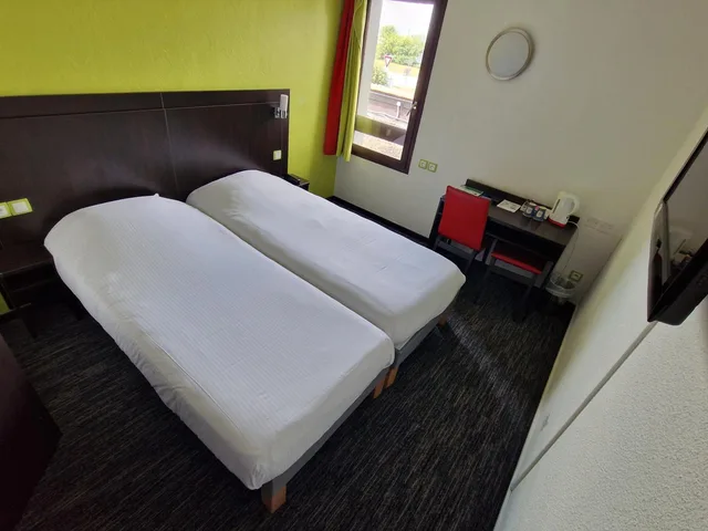 Room, Twin Beds, Kyriad Montlucon - Saint Victor 2/4
