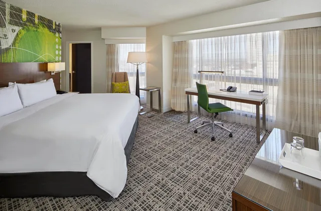 غرفة كبيرة ركنية بسرير كينج بحوض استحمام لذوي الإعاقة، Renaissance Nashville Hotel 6/7