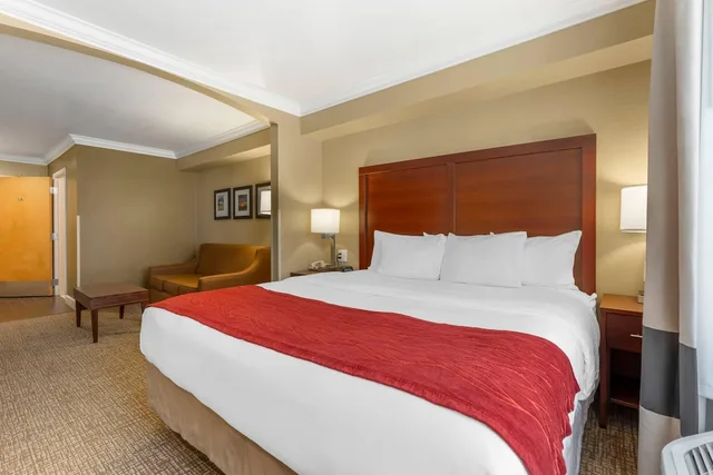 جناح بسرير كينج مع أريكة في الطابق العلوي، Comfort Inn Arcata Humboldt Area 1/8