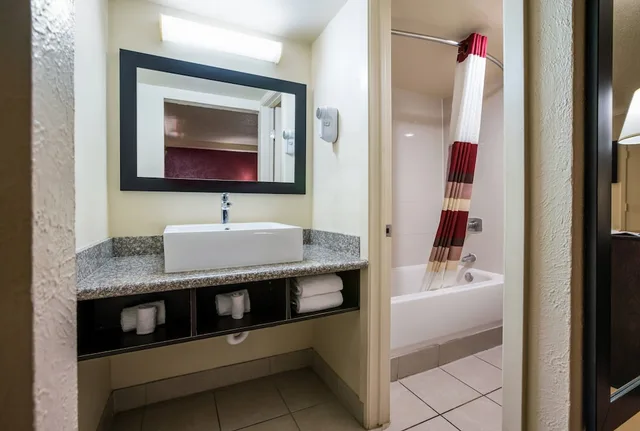 غرفة بزنس بسرير كينج، Red Roof Inn Dallas - Richardson 2/2