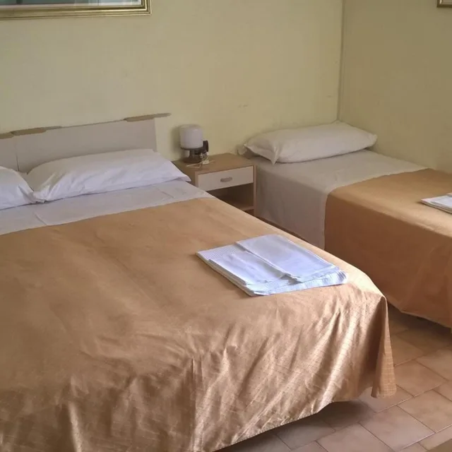 غرفة ثلاثية، Hotel Parigi 4/8