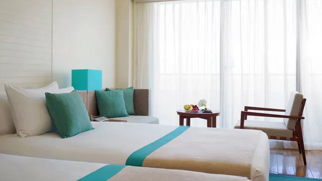 غرفة كلاسيكية بسريرين منفصلين بإطلالة على البحر مع دخول صالة النادي، Ana Intercontinental Manza Beach Resort 2/7