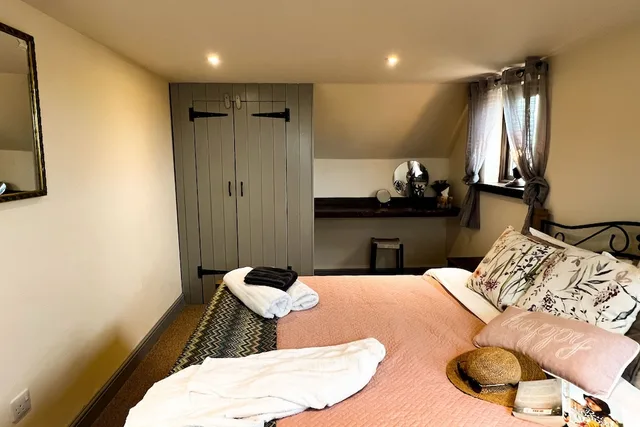 3 Bedrooms, Family, Cottage, 2 Double and Twin Beds, Beach Side, Partial Sea View، Norfolk Accommodation - mYminiBreak 2/10