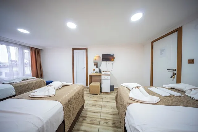 غرفة اقتصادية رباعية بسرير مزدوج وسريرين منفصلين بغرفة نوم واحدة، Laos Otel 4/10