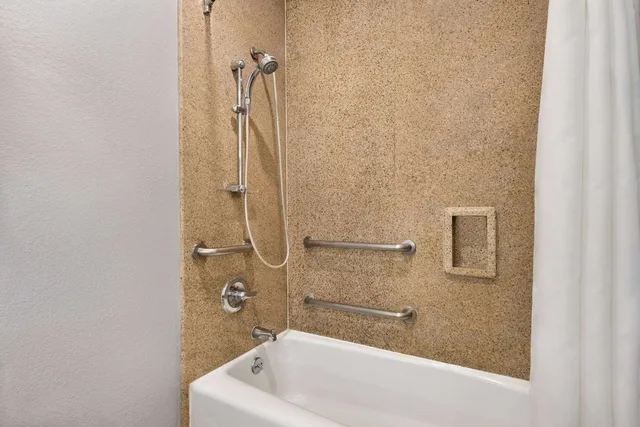جناح بسرير كينج مع أريكة بمطبخ، Days Inn & Suites by Wyndham Houston Hobby Airport 2/3