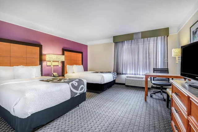 غرفة بسريرين كوين بإطلالة على المسبح، La Quinta Inn & Suites by Wyndham Myrtle Beach Broadway Area 1/1