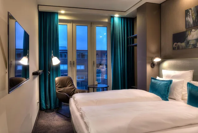 Standard, Queen Bed, Motel One Amsterdam-Waterlooplein 4/7