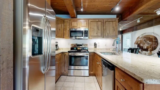 2 Bedrooms, Condo, Summit, King Bed, 3 Beds، Top of the Village - Destination Hotels & Resorts 5/5