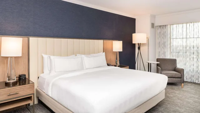 غرفة تنفيذية بسرير كينج، Hilton Columbus Polaris 2/3