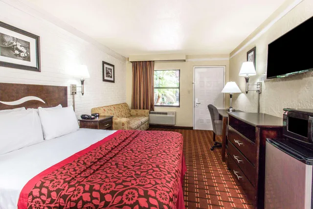 غرفة بسرير كينج للمدخنين، Quality Inn & Suites Altamonte Springs Orlando-North 1/3