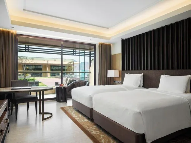 غرفة بسريرين منفصلين بشرفة، Jw Marriott Mussoorie Walnut Grove Resort Spa 1/5