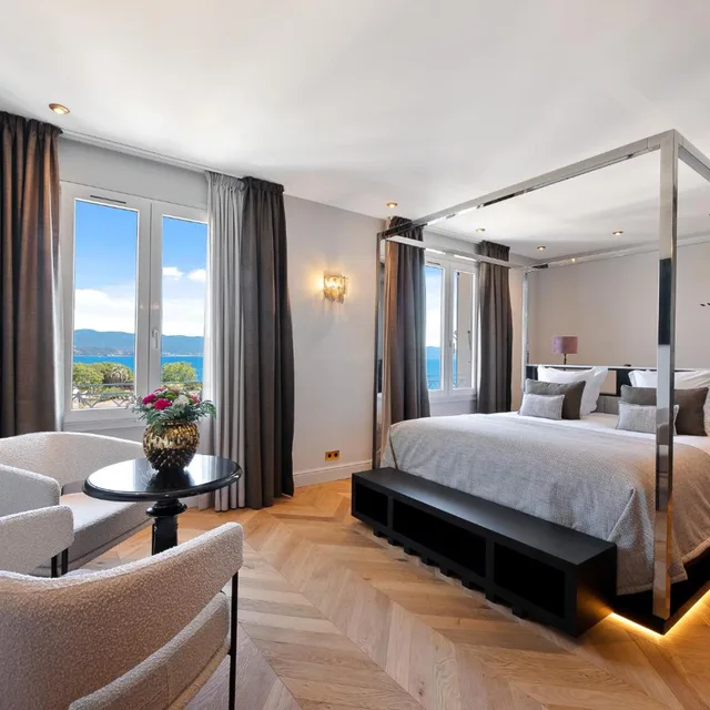 جناح جونيور، Hotel San Carlu Citadel 1/10