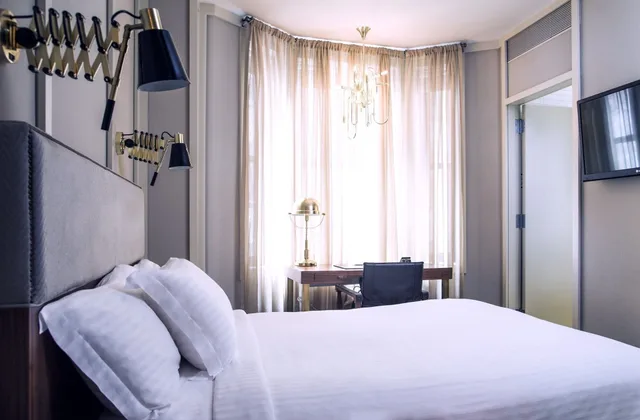 Deluxe, Queen Bed, Accessible, The Evelyn 6/7