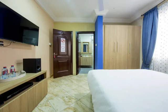 غرفة بريميير بسرير كينج بإطلالة على المسبح بحمام خاص، Bays Luxury Lodge 3/10