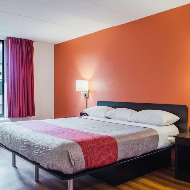 غرفة بسرير كوين للمدخنين لذوي الإعاقة، Motel6 Brockton, MA 1/9