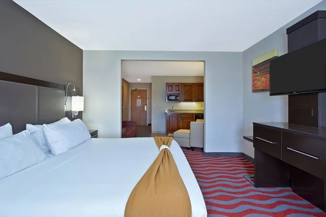 جناح بسرير كينج مع أريكة بمطبخ صغير، Holiday Inn Express & Suites Columbus SE - Groveport 1/7