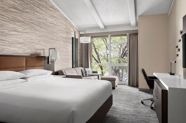 غرفة تنفيذية بسرير مزدوج، Lincolnshire Marriott Resort 1/3