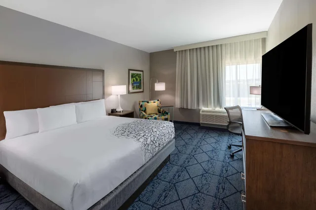 غرفة بسرير كينج، La Quinta Inn and Suites by Wyndham Round Rock East 1/7