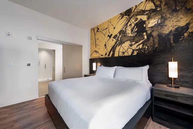 جناح بسرير كينج بشرفة مع أريكة بحوض استحمام لذوي الإعاقة، Holman Riverfront Park Hotel Salem Tapestry by Hilton 1/1